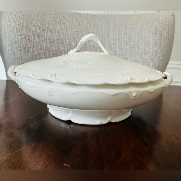 Theodore Haviland , Limoges France Round Covered Veg. Bowl Embossed Rim - Picture 3 of 11